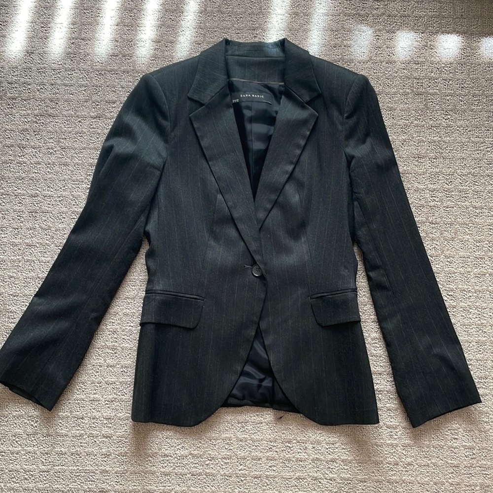 Zara Blazer. Worn a couple times. Excellent condition. Size M.